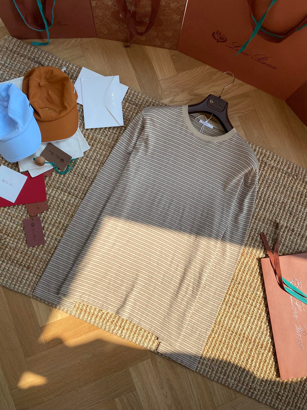 Beiges Langarmshirt mit feinem Streifenmuster – Herren