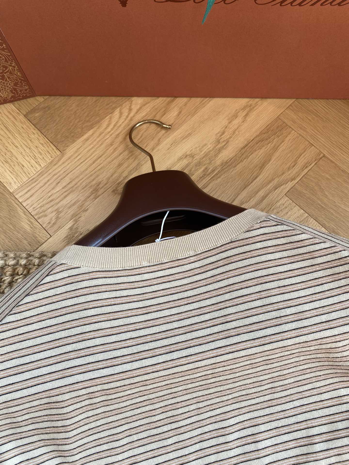 Beiges Langarmshirt mit feinem Streifenmuster – Herren