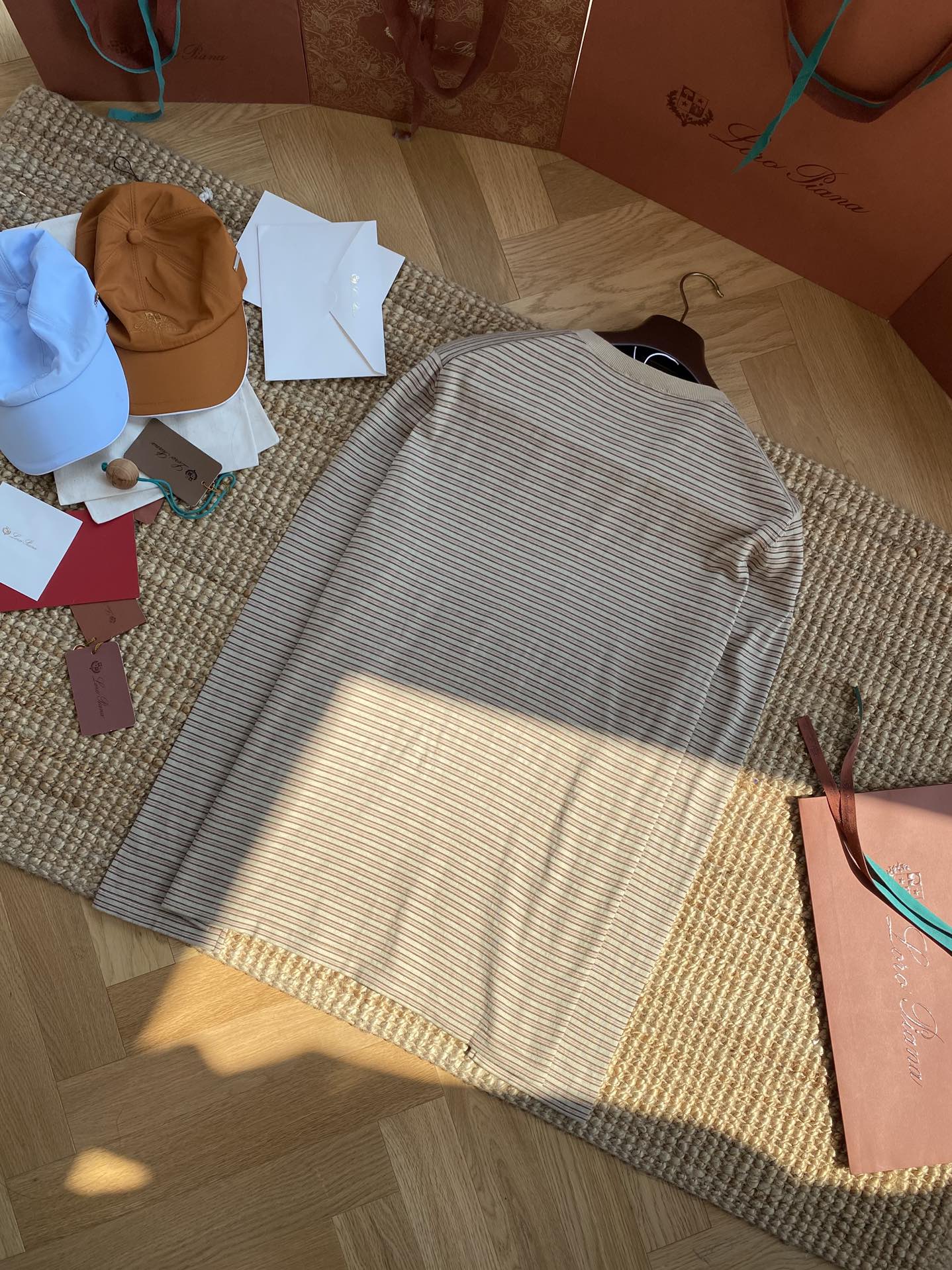 Beiges Langarmshirt mit feinem Streifenmuster – Herren