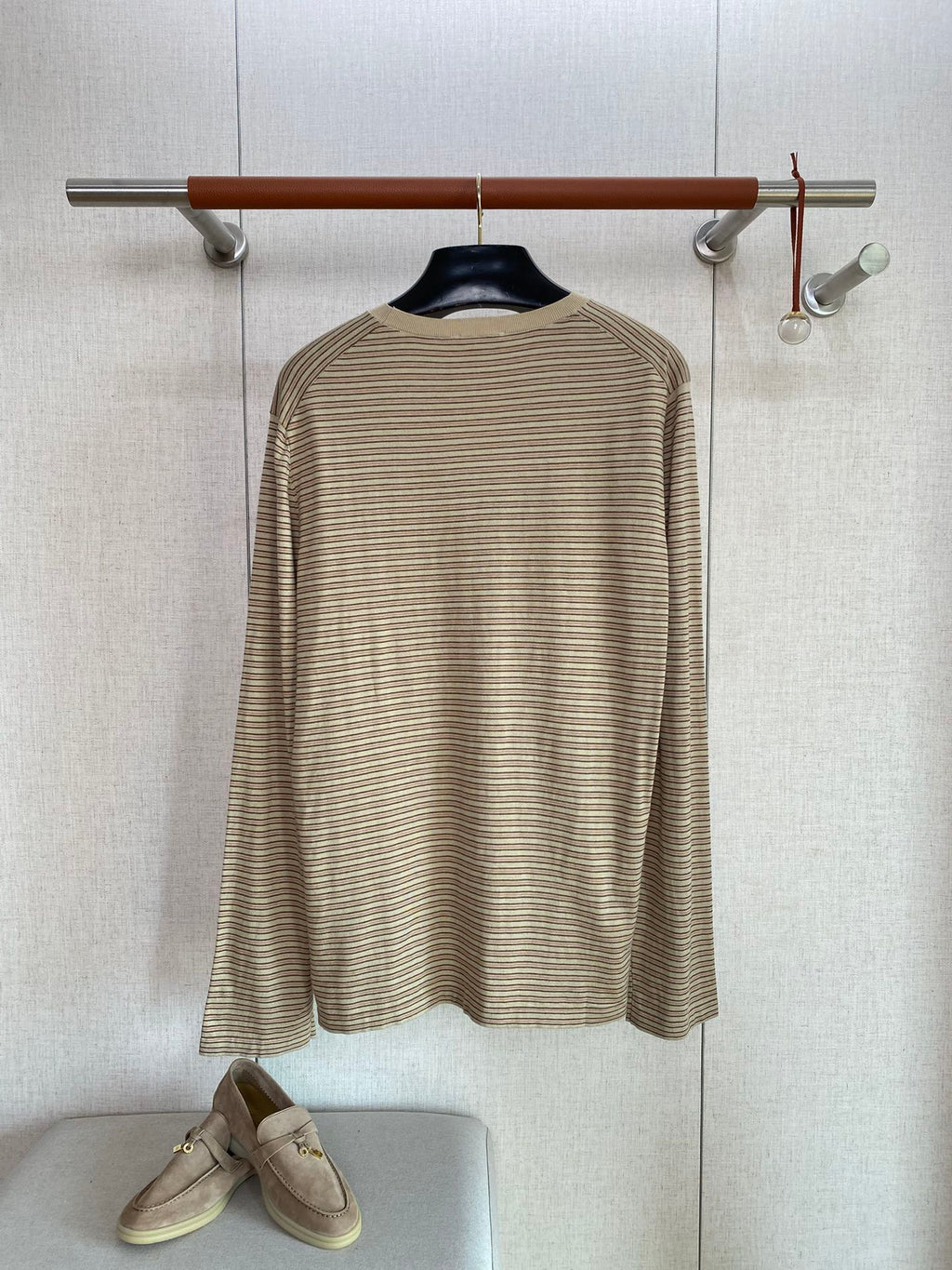 Beiges Langarmshirt mit feinem Streifenmuster – Herren