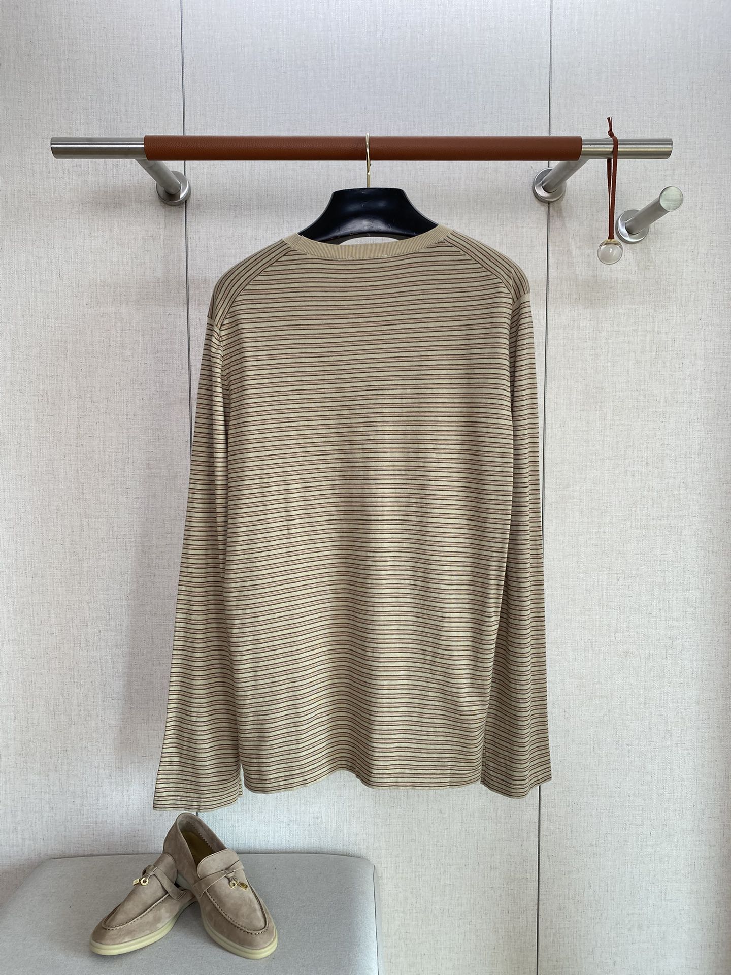 Beiges Langarmshirt mit feinem Streifenmuster – Herren