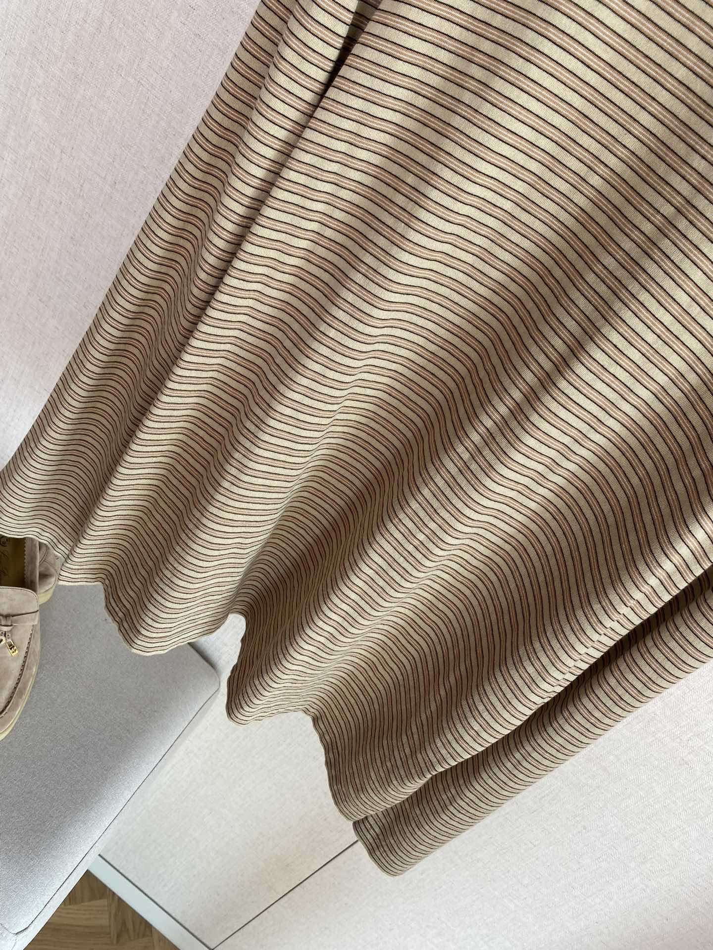 Beiges Langarmshirt mit feinem Streifenmuster – Herren