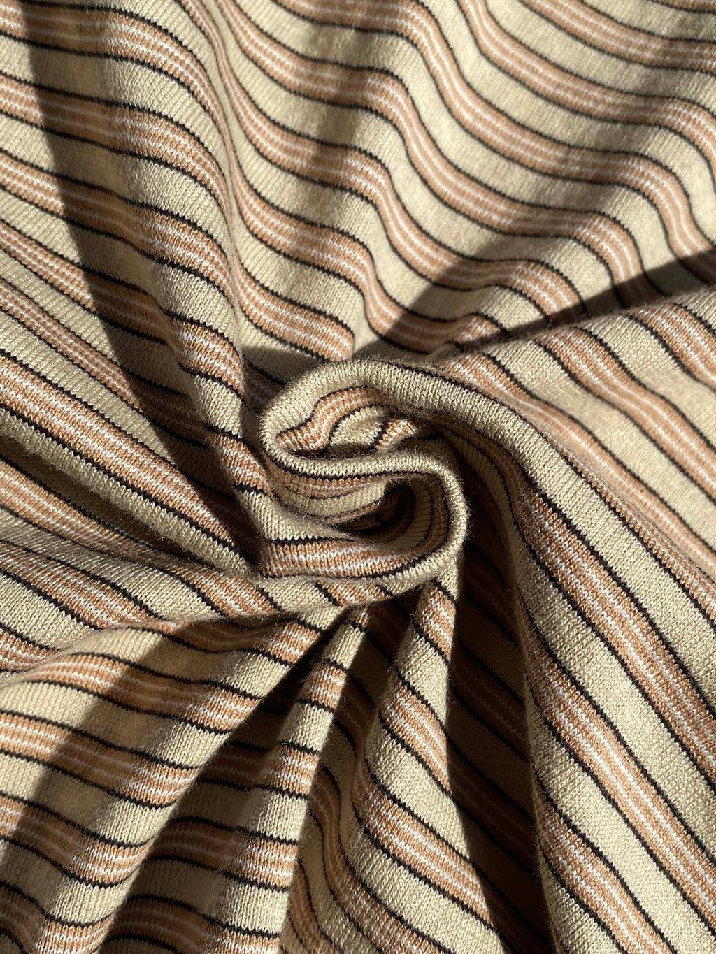 Beiges Langarmshirt mit feinem Streifenmuster – Herren