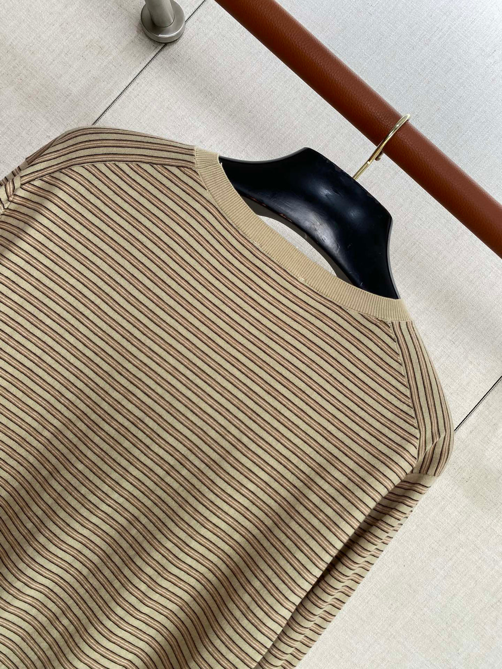 Beiges Langarmshirt mit feinem Streifenmuster – Herren