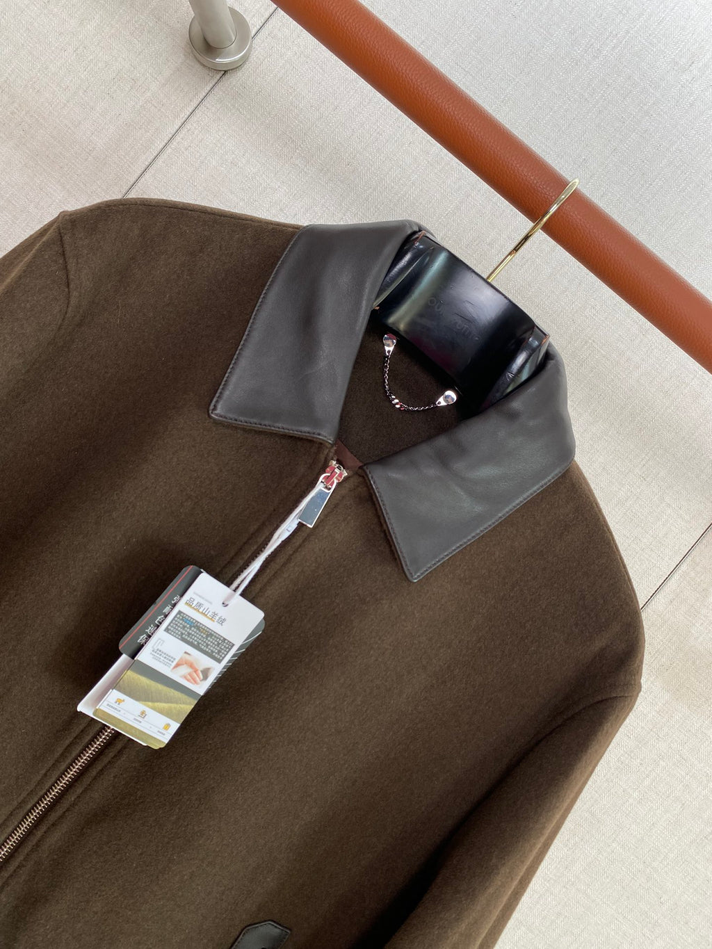 Berluti Braune Bomberjacke mit Lederkragen Luxus-Look & Zeitlose Modernität