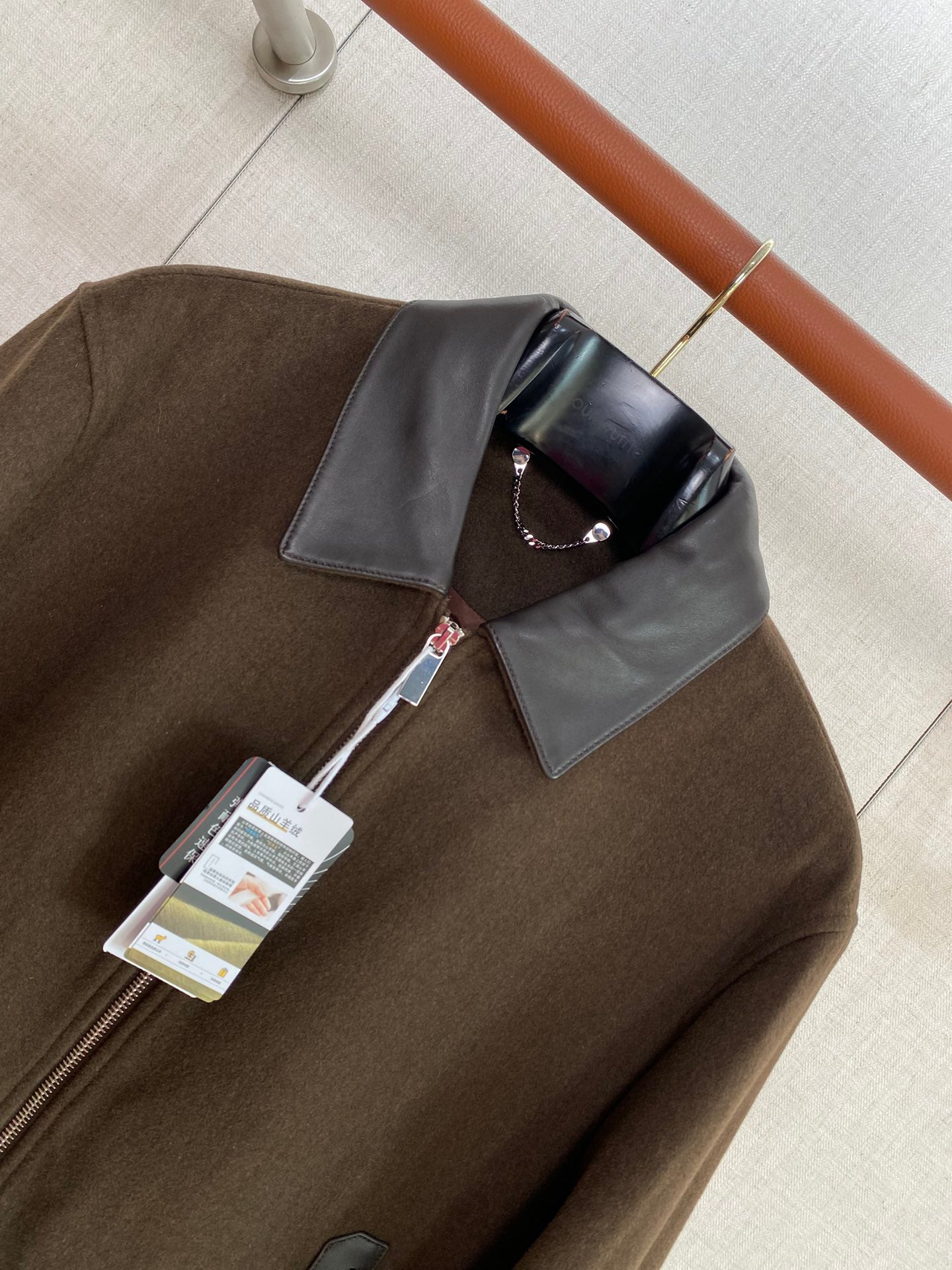 Berluti Braune Bomberjacke mit Lederkragen Luxus-Look & Zeitlose Modernität