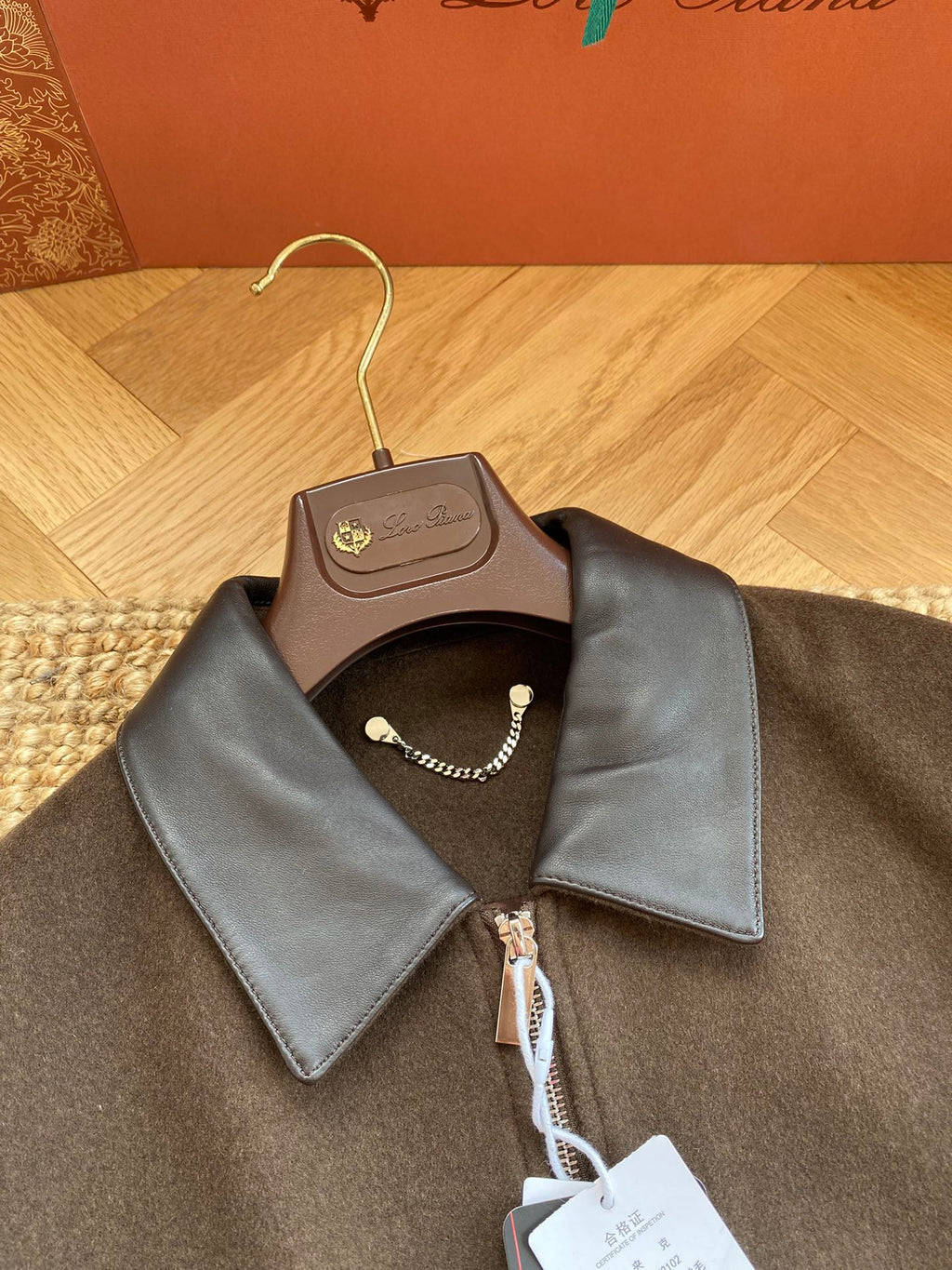 Berluti Braune Bomberjacke mit Lederkragen Luxus-Look & Zeitlose Modernität