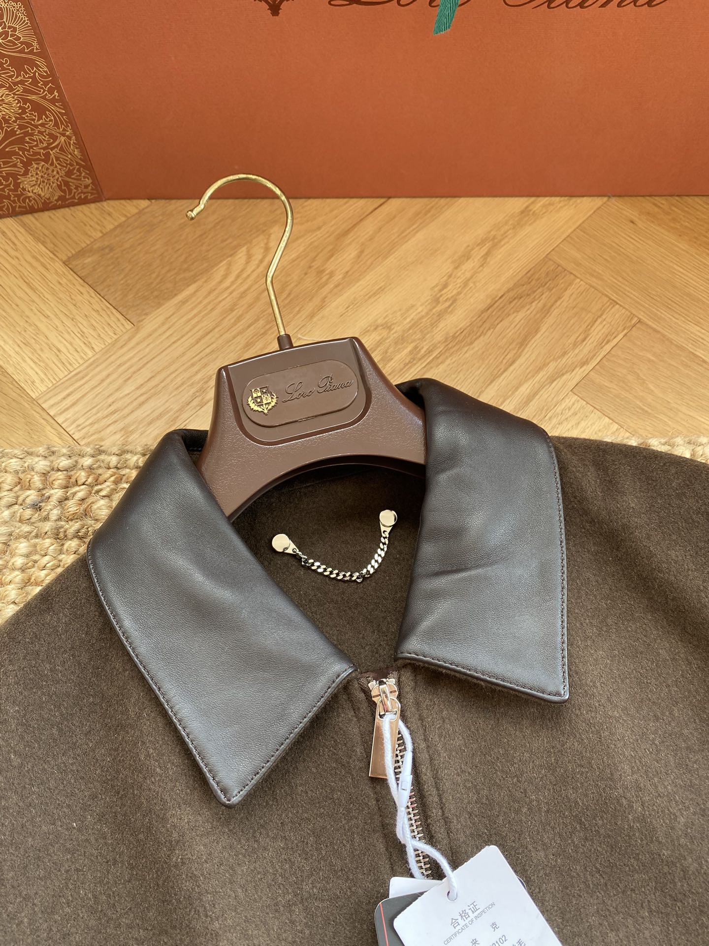 Berluti Braune Bomberjacke mit Lederkragen Luxus-Look & Zeitlose Modernität