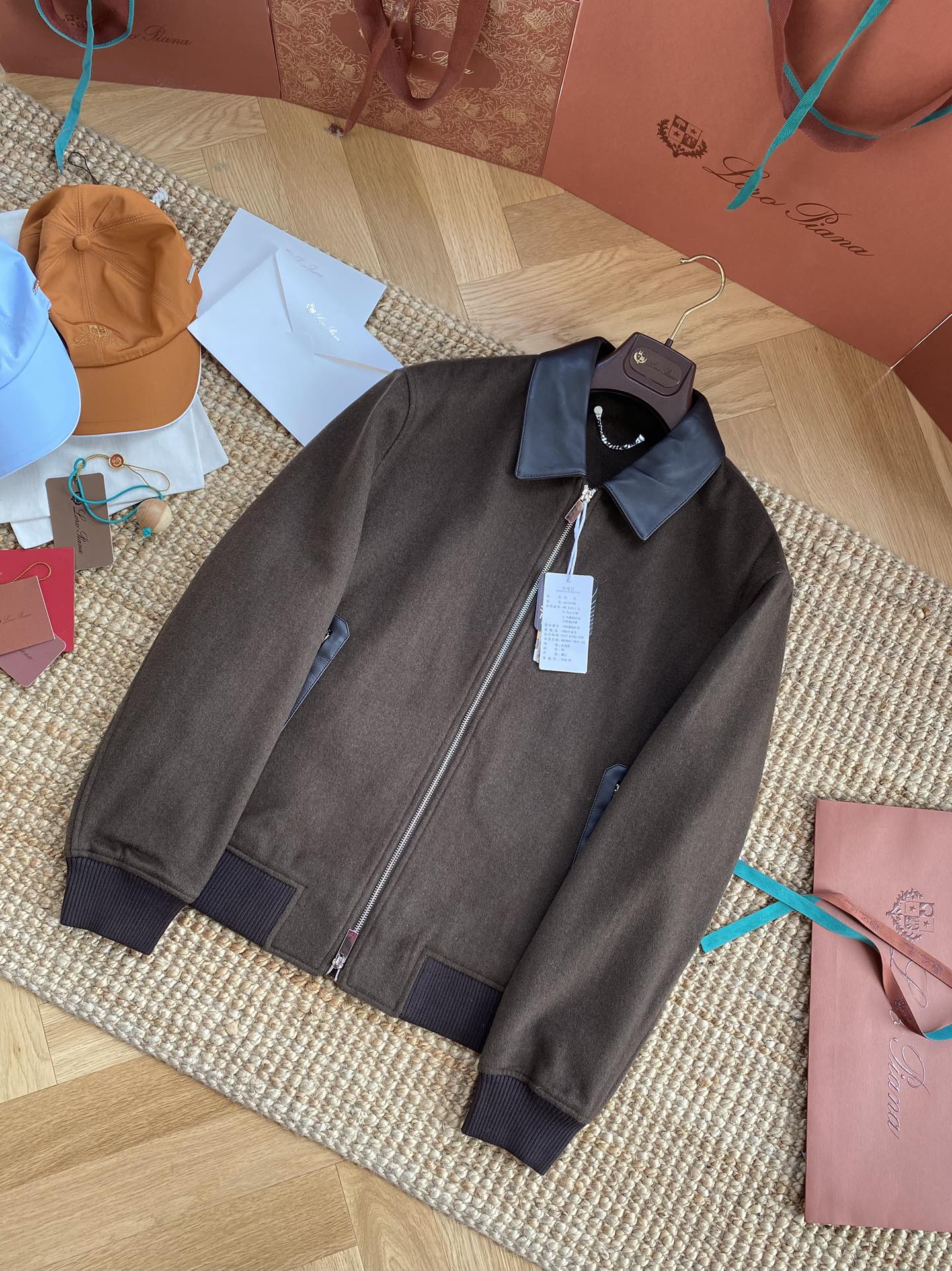 Berluti Braune Bomberjacke mit Lederkragen Luxus-Look & Zeitlose Modernität