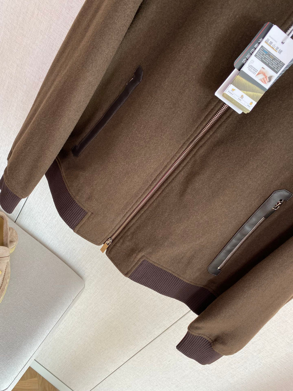 Berluti Braune Bomberjacke mit Lederkragen Luxus-Look & Zeitlose Modernität