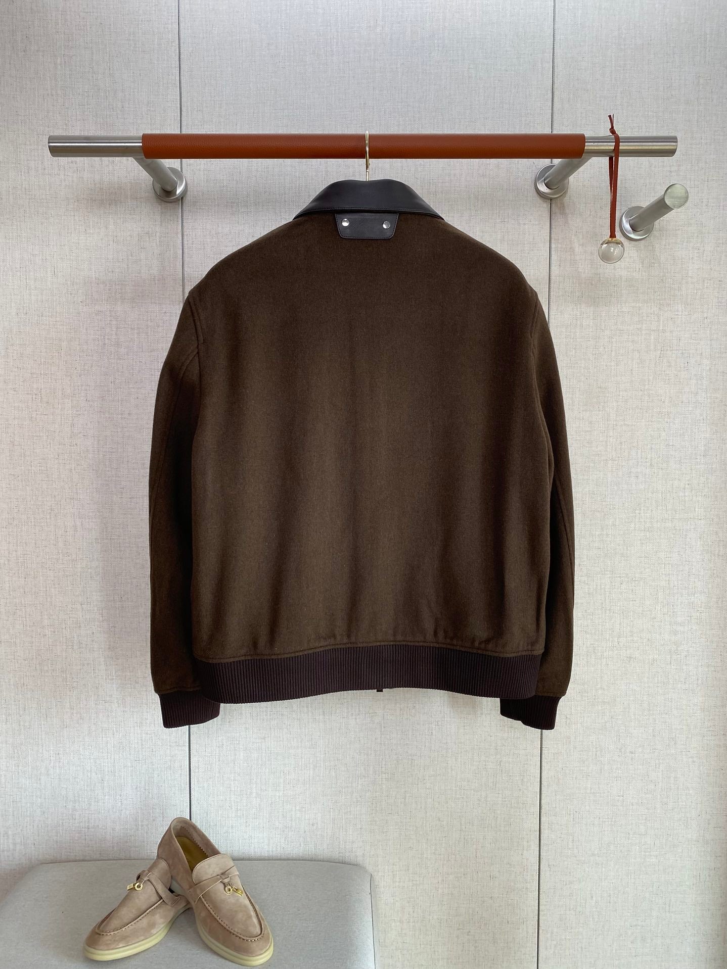 Berluti Braune Bomberjacke mit Lederkragen Luxus-Look & Zeitlose Modernität