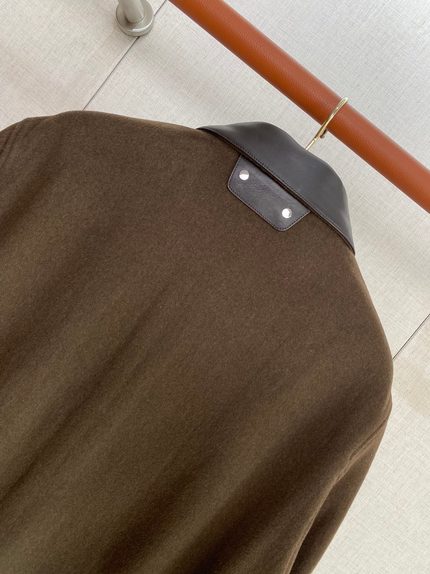 Berluti Braune Bomberjacke mit Lederkragen Luxus-Look & Zeitlose Modernität