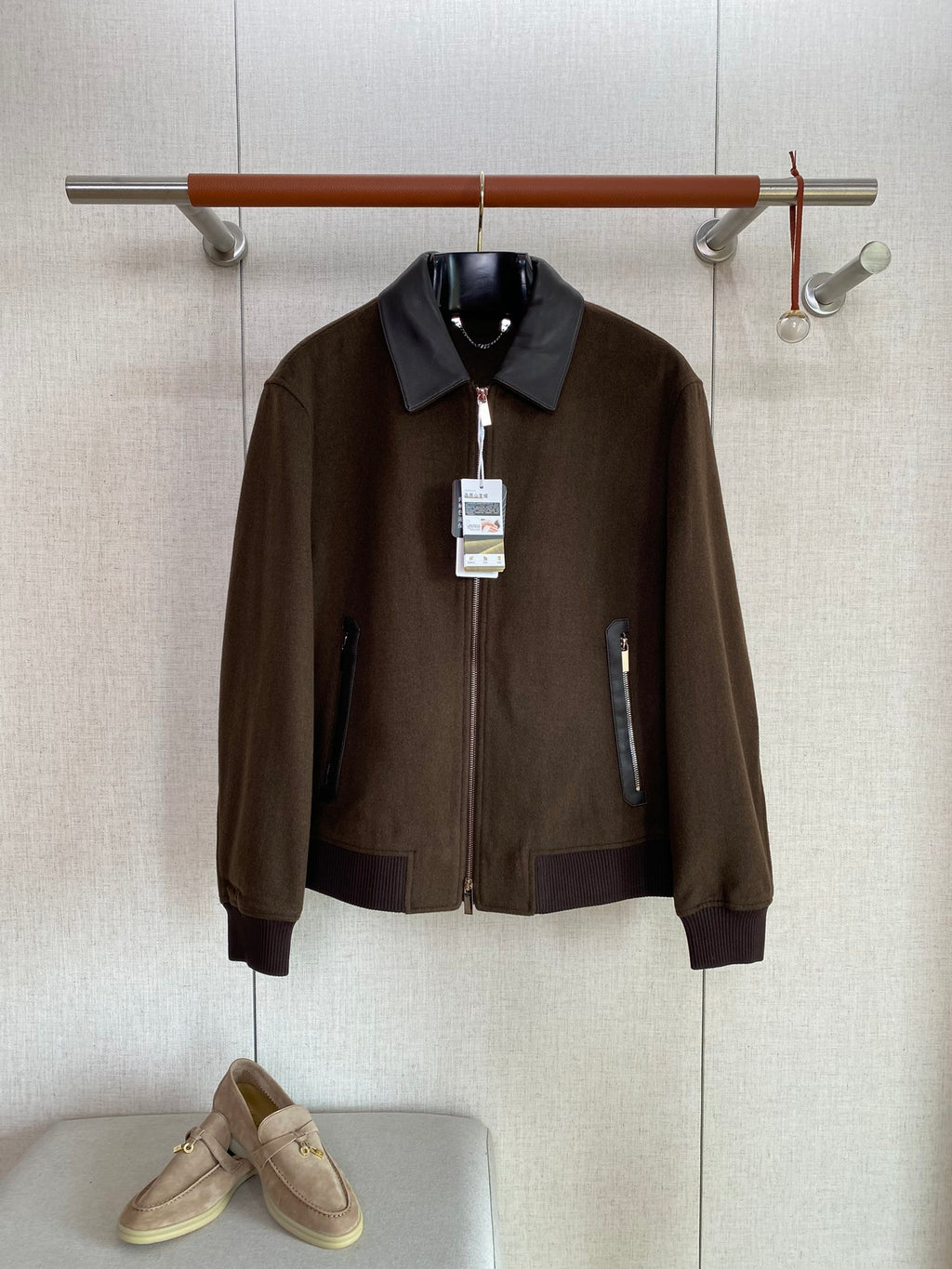 Berluti Braune Bomberjacke mit Lederkragen Luxus-Look & Zeitlose Modernität