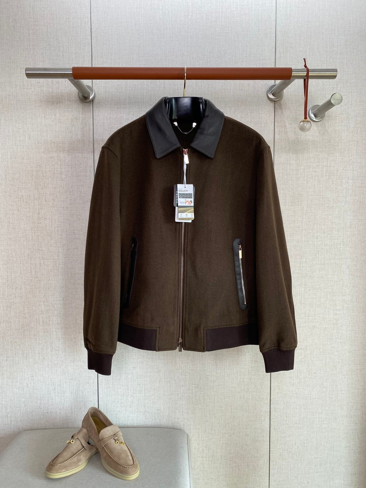 Berluti Braune Bomberjacke mit Lederkragen Luxus-Look & Zeitlose Modernität