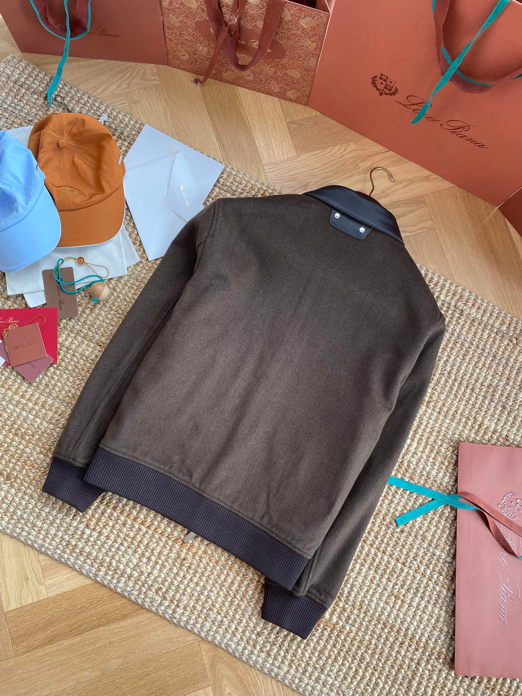 Berluti Braune Bomberjacke mit Lederkragen Luxus-Look & Zeitlose Modernität