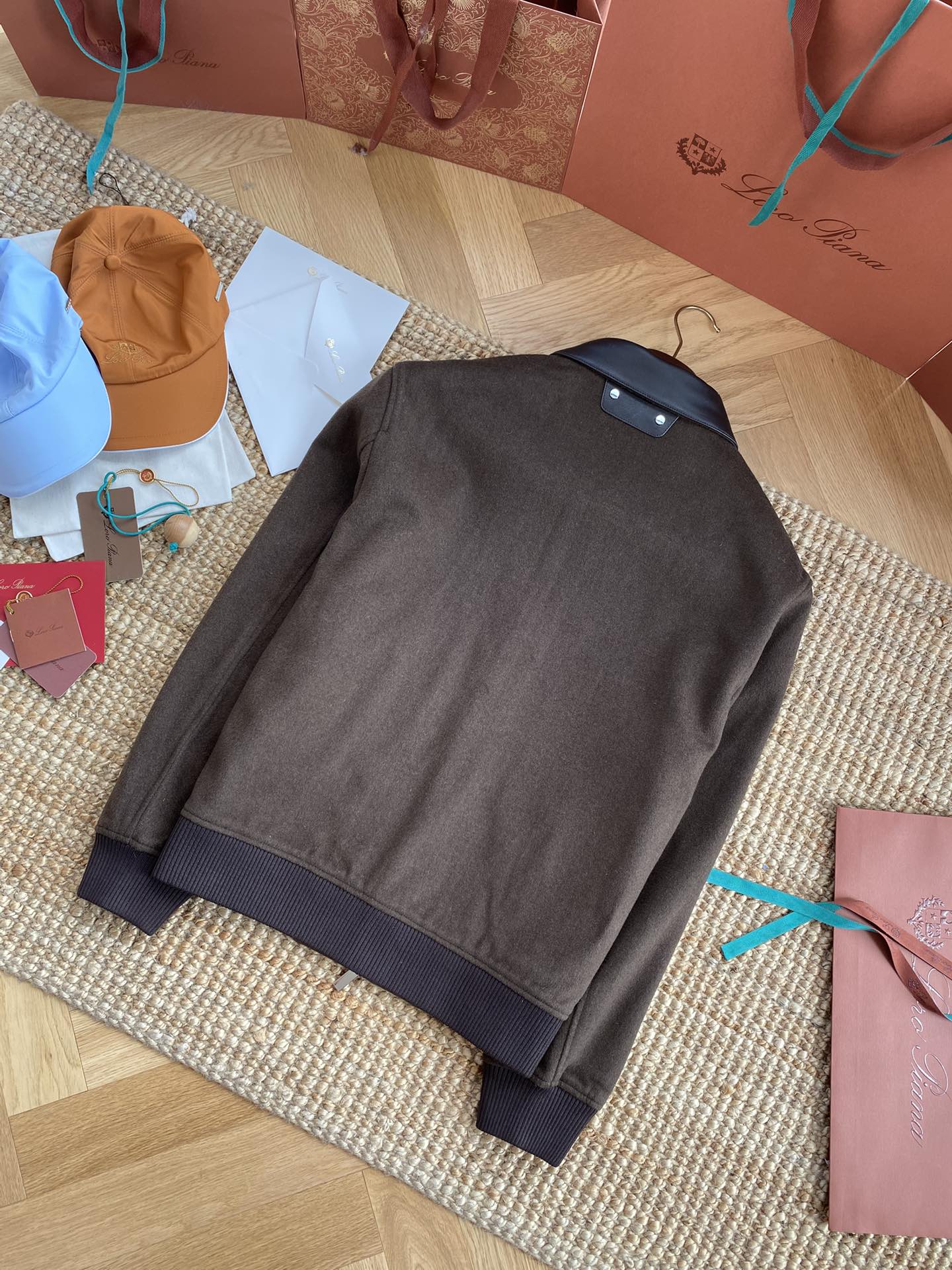 Berluti Braune Bomberjacke mit Lederkragen Luxus-Look & Zeitlose Modernität