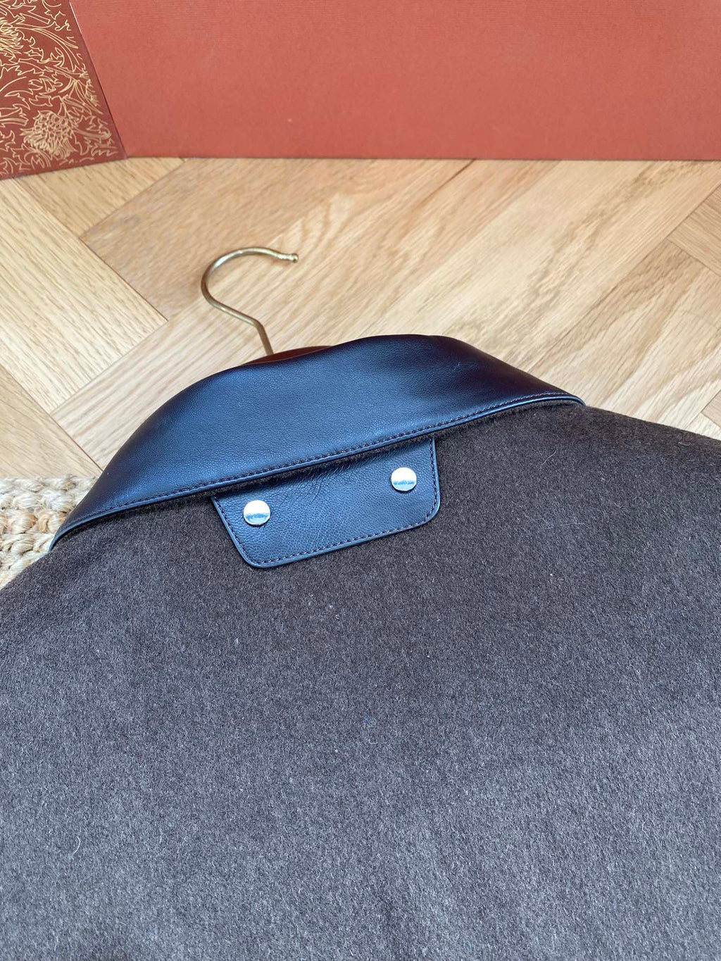 Berluti Braune Bomberjacke mit Lederkragen Luxus-Look & Zeitlose Modernität