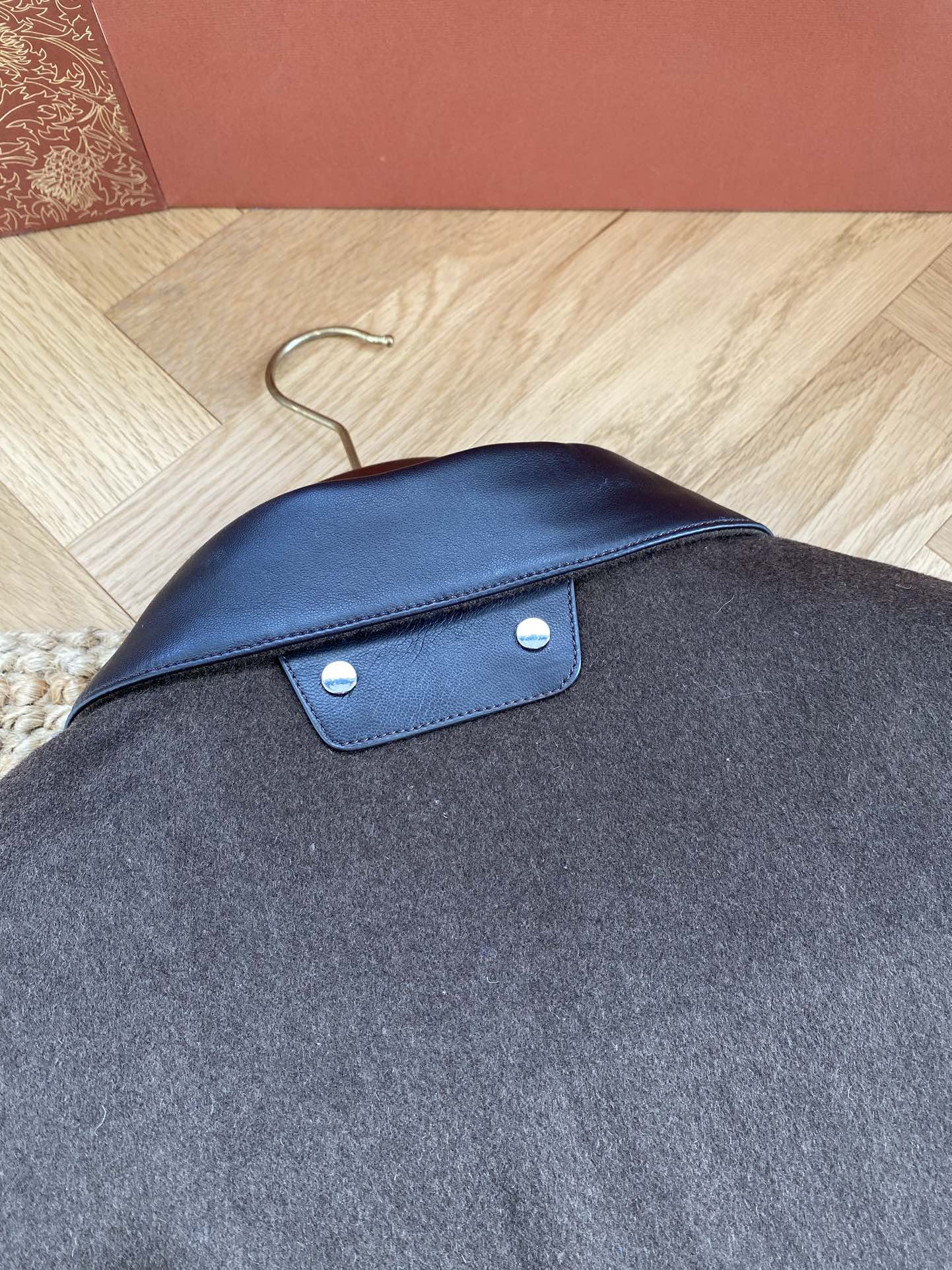 Berluti Braune Bomberjacke mit Lederkragen Luxus-Look & Zeitlose Modernität