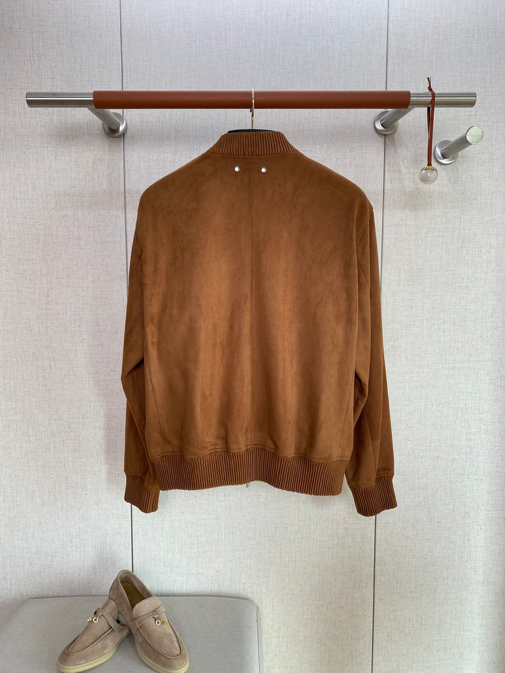 Berluti Camelbraune Wildleder-Bomberjacke Luxuriöse Textur & Zeitloser Stil