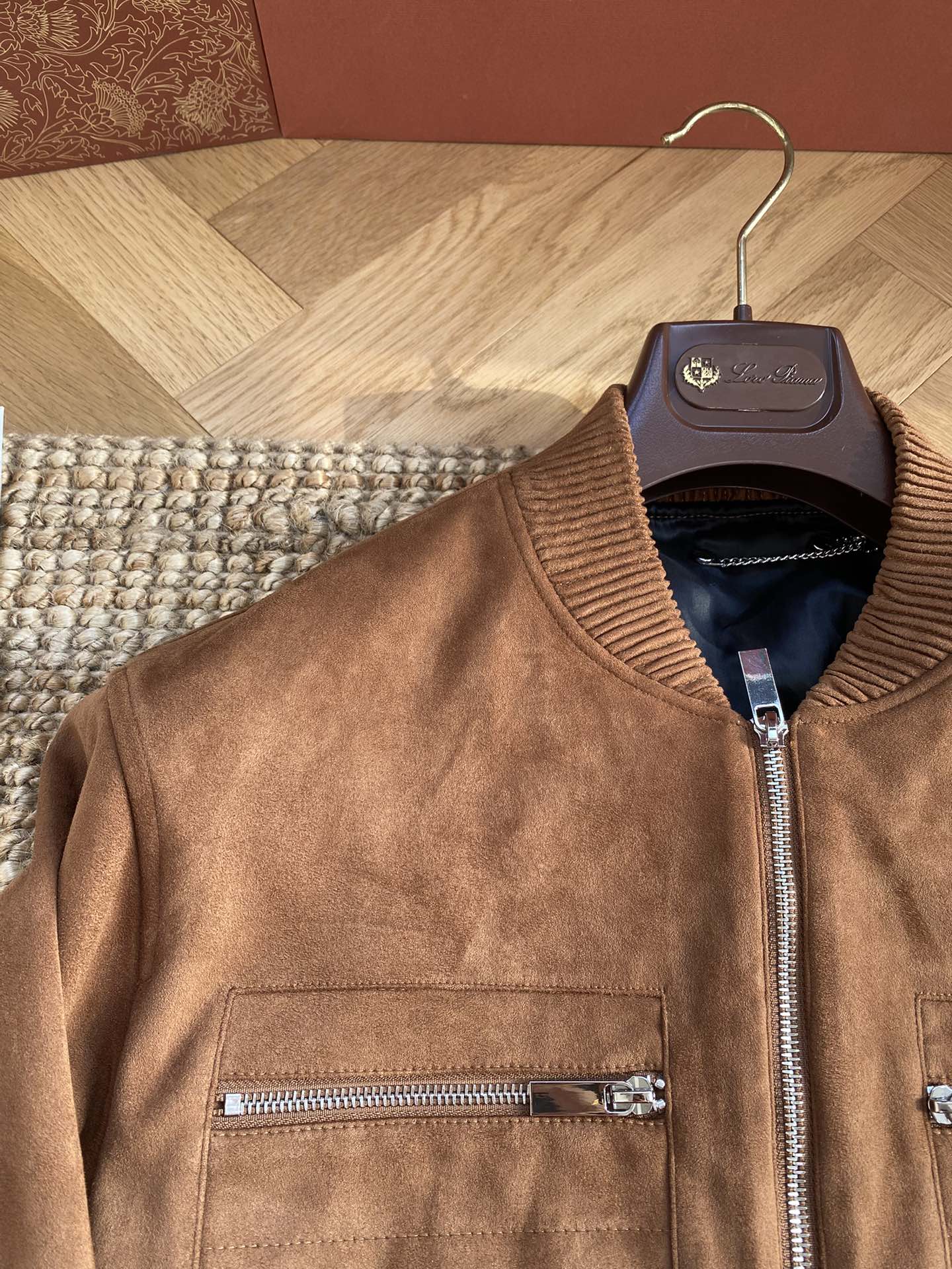 Berluti Camelbraune Wildleder-Bomberjacke Luxuriöse Textur & Zeitloser Stil