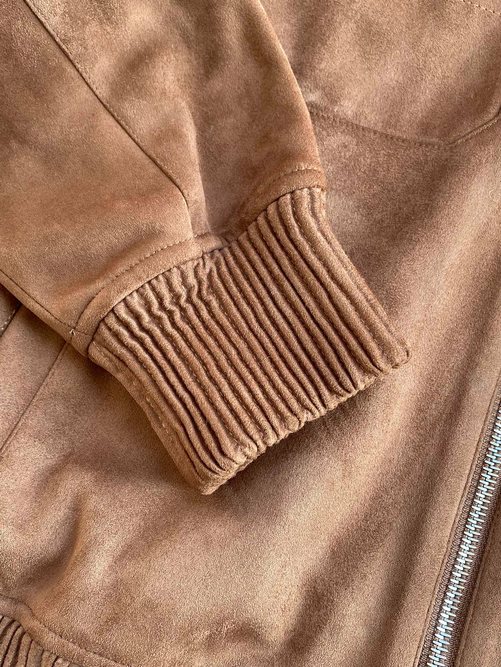 Berluti Camelbraune Wildleder-Bomberjacke Luxuriöse Textur & Zeitloser Stil