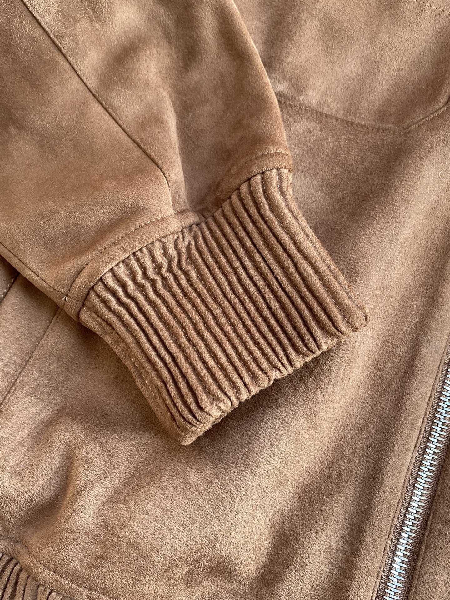 Berluti Camelbraune Wildleder-Bomberjacke Luxuriöse Textur & Zeitloser Stil