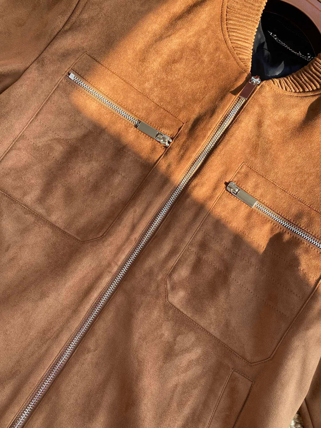 Berluti Camelbraune Wildleder-Bomberjacke Luxuriöse Textur & Zeitloser Stil