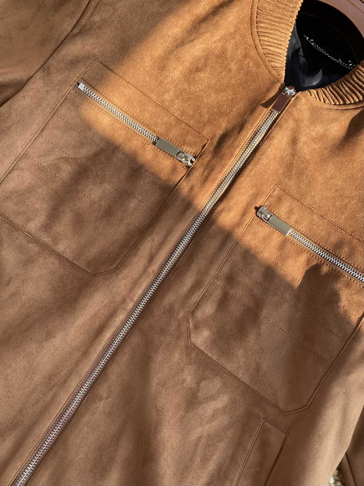 Berluti Camelbraune Wildleder-Bomberjacke Luxuriöse Textur & Zeitloser Stil