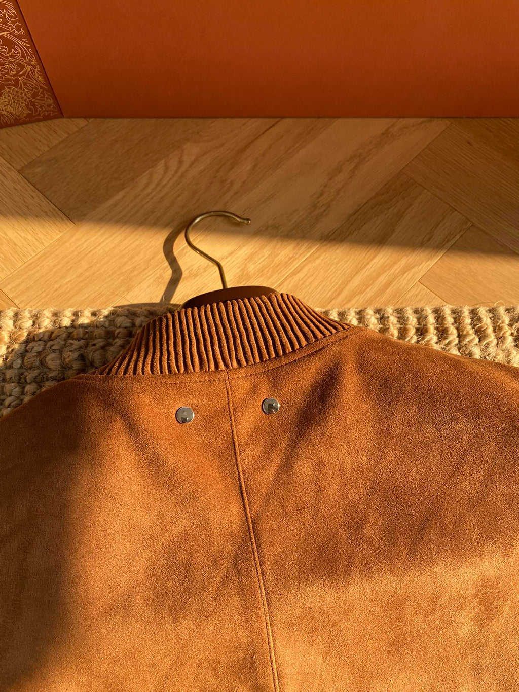 Berluti Camelbraune Wildleder-Bomberjacke Luxuriöse Textur & Zeitloser Stil