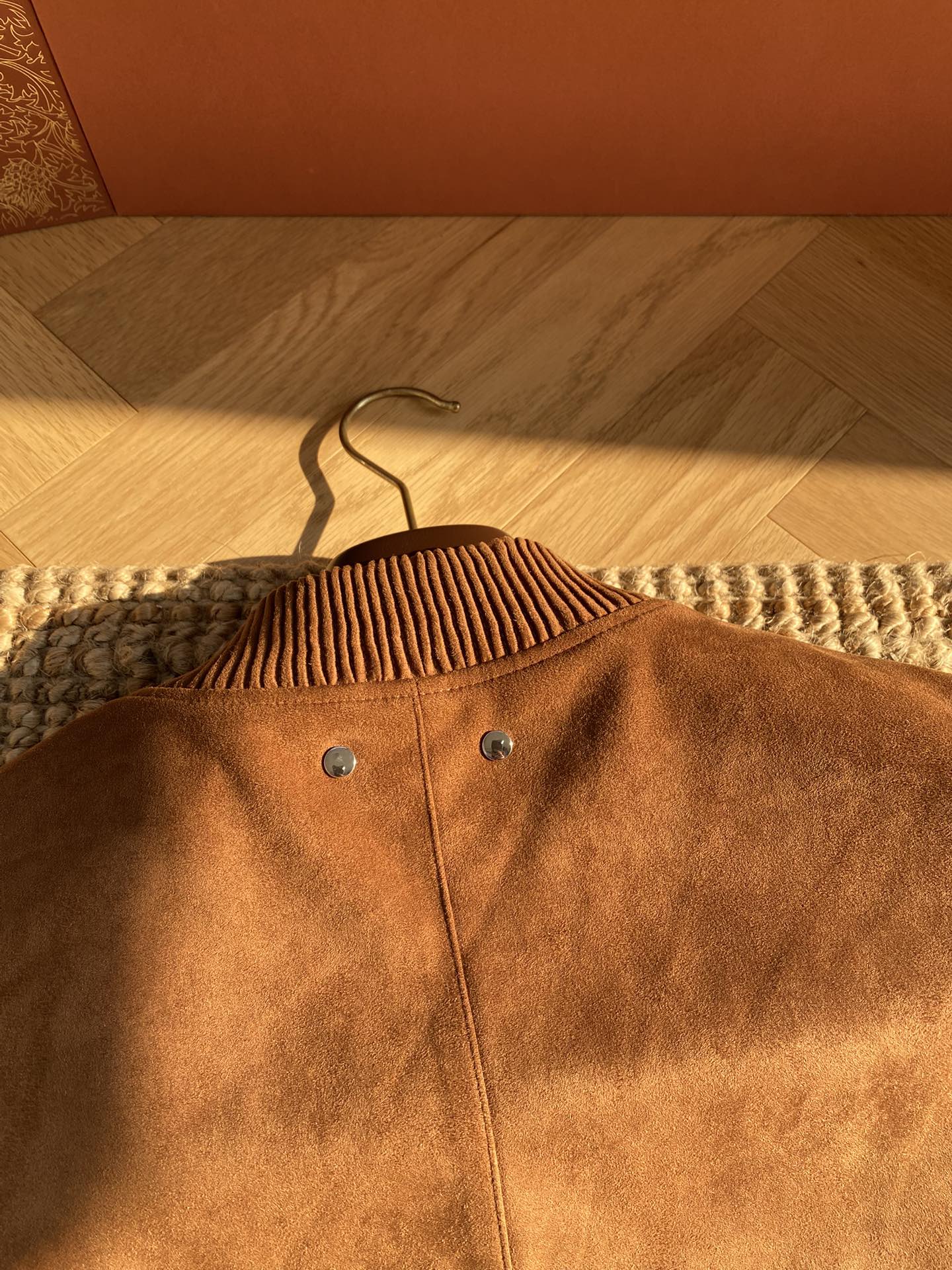 Berluti Camelbraune Wildleder-Bomberjacke Luxuriöse Textur & Zeitloser Stil