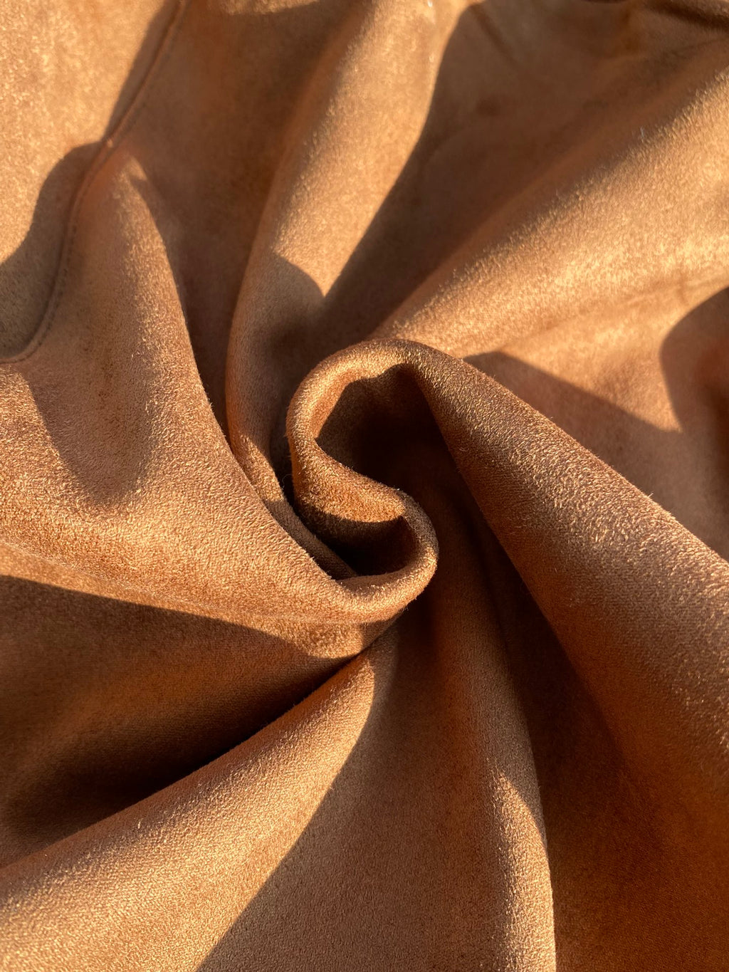 Berluti Camelbraune Wildleder-Bomberjacke Luxuriöse Textur & Zeitloser Stil