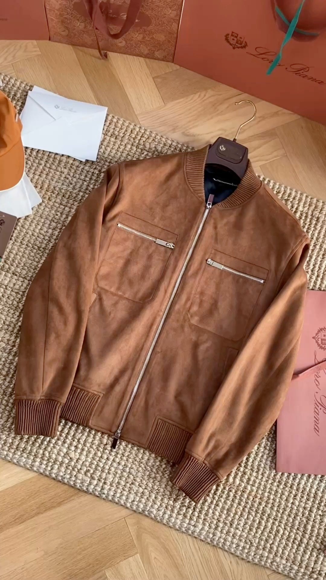 Berluti Camelbraune Wildleder-Bomberjacke Luxuriöse Textur & Zeitloser Stil