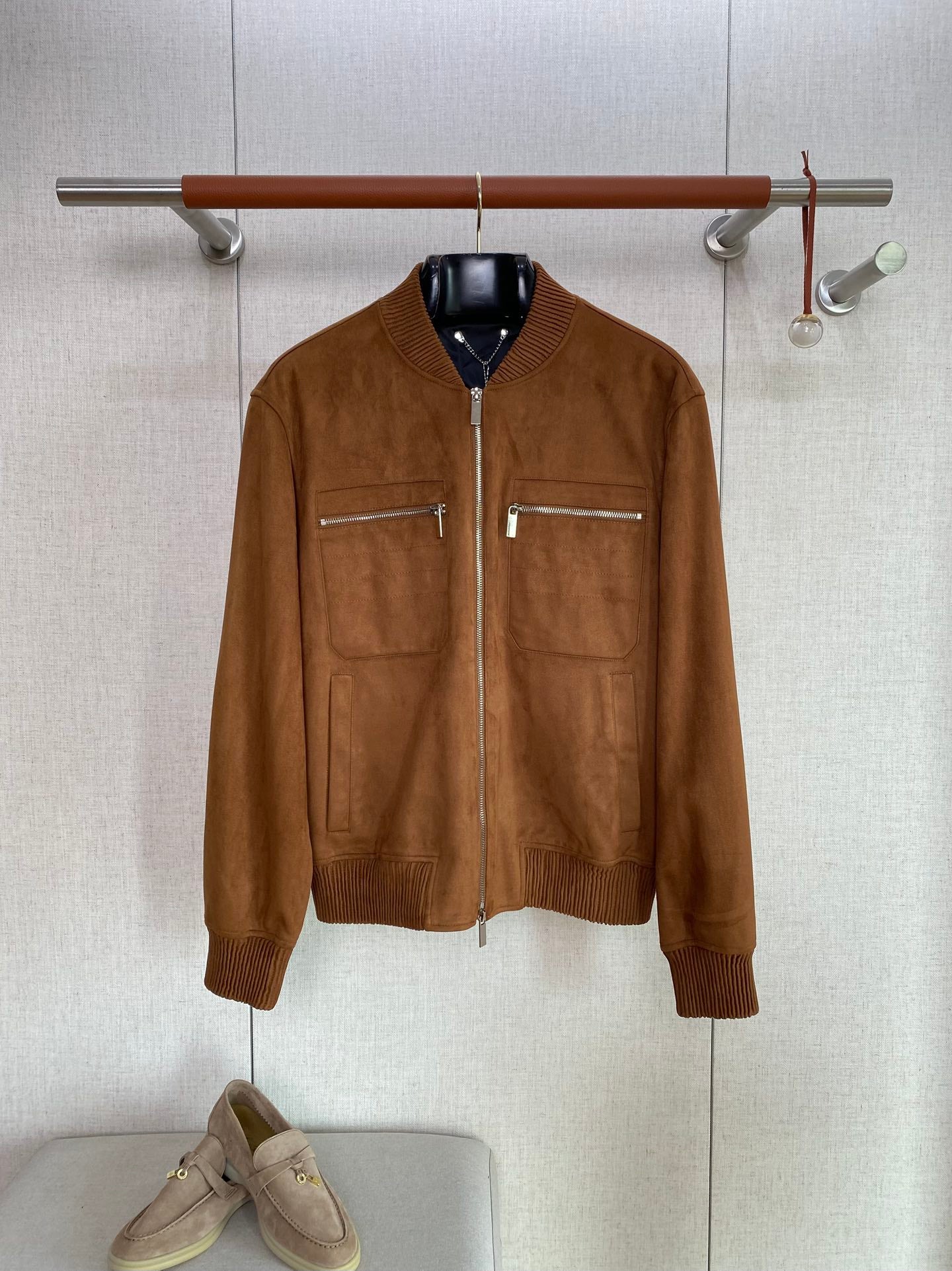 Berluti Camelbraune Wildleder-Bomberjacke Luxuriöse Textur & Zeitloser Stil