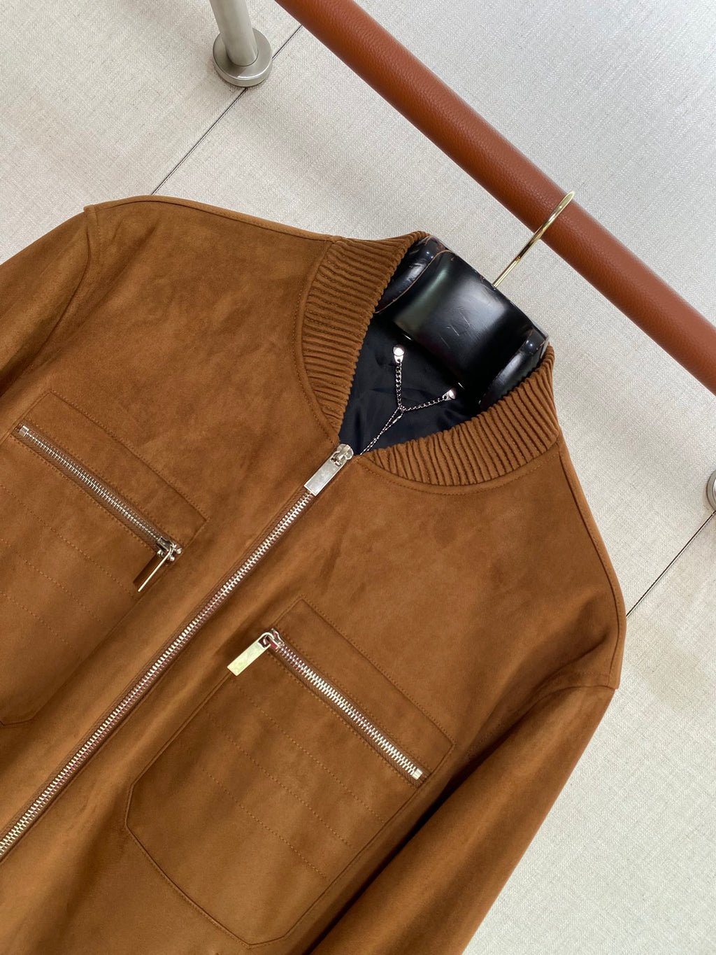 Berluti Camelbraune Wildleder-Bomberjacke Luxuriöse Textur & Zeitloser Stil