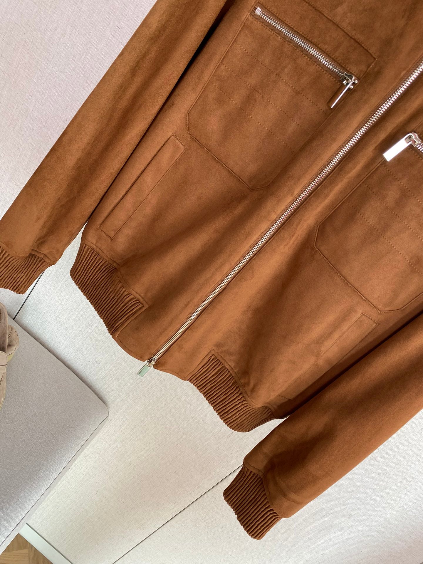 Berluti Camelbraune Wildleder-Bomberjacke Luxuriöse Textur & Zeitloser Stil