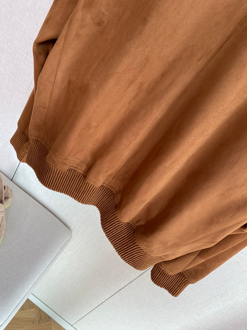 Berluti Camelbraune Wildleder-Bomberjacke Luxuriöse Textur & Zeitloser Stil