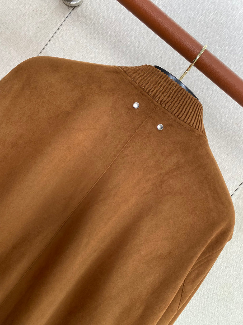 Berluti Camelbraune Wildleder-Bomberjacke Luxuriöse Textur & Zeitloser Stil