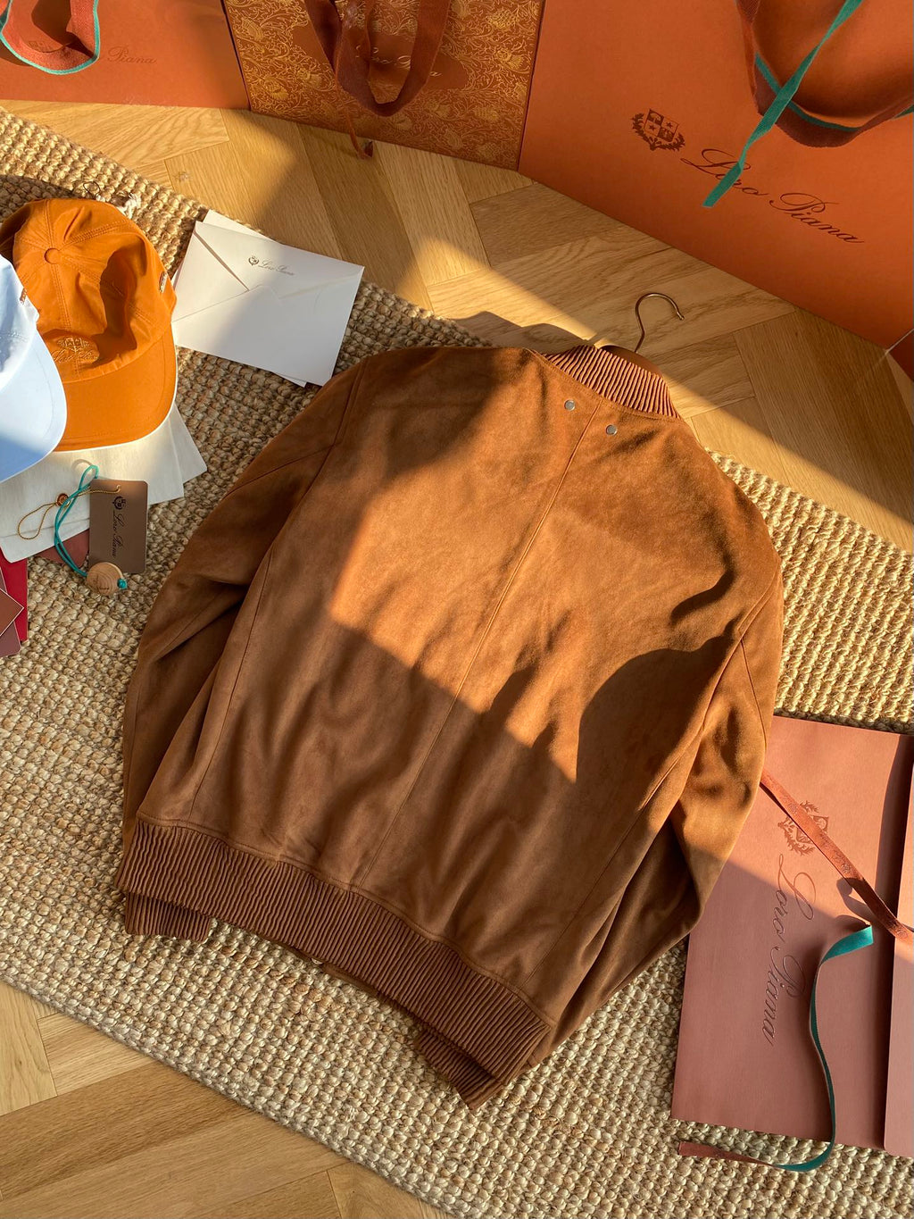 Berluti Camelbraune Wildleder-Bomberjacke Luxuriöse Textur & Zeitloser Stil