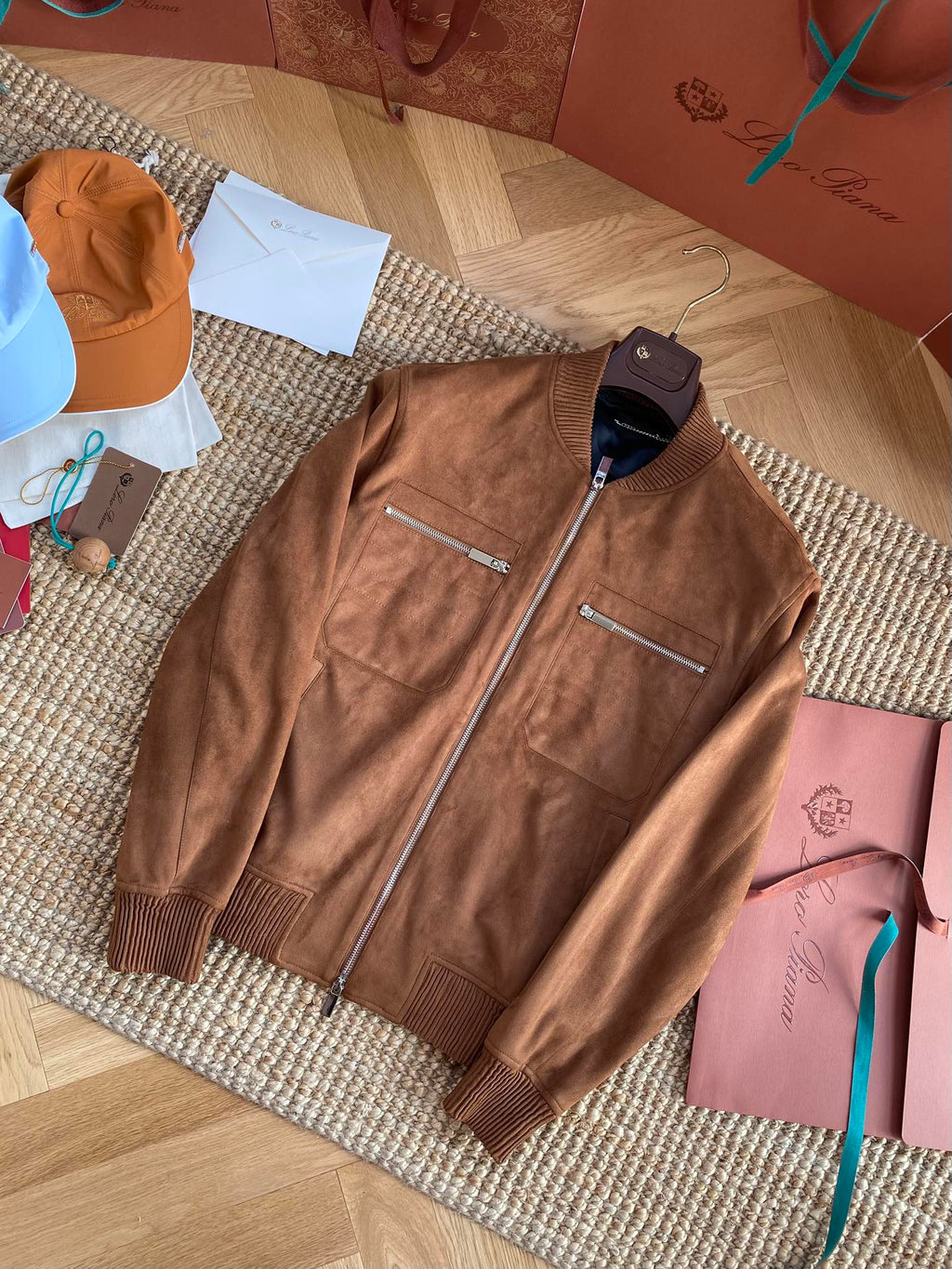 Berluti Camelbraune Wildleder-Bomberjacke Luxuriöse Textur & Zeitloser Stil