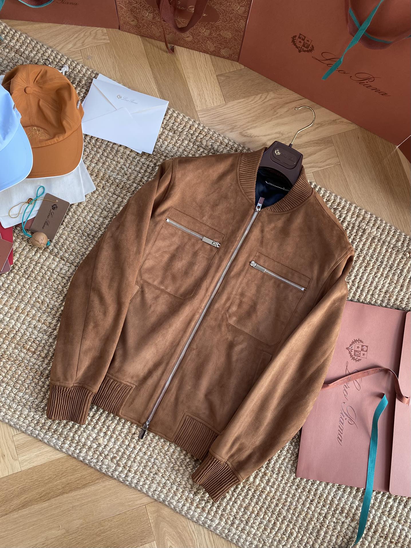 Berluti Camelbraune Wildleder-Bomberjacke Luxuriöse Textur & Zeitloser Stil