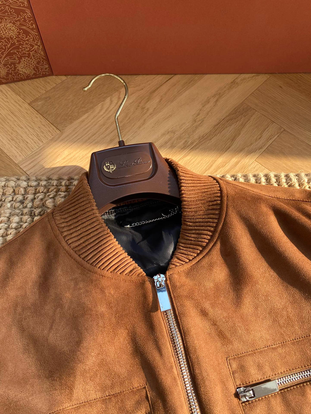 Berluti Camelbraune Wildleder-Bomberjacke Luxuriöse Textur & Zeitloser Stil