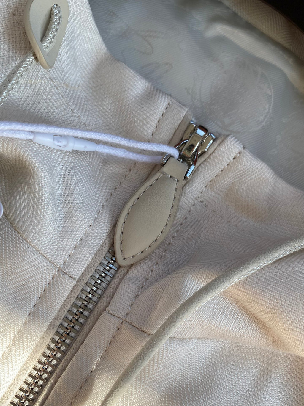 Berluti Cremefarbene Kapuzenjacke Leichter Utility-Style & Zeitloser Minimalismus