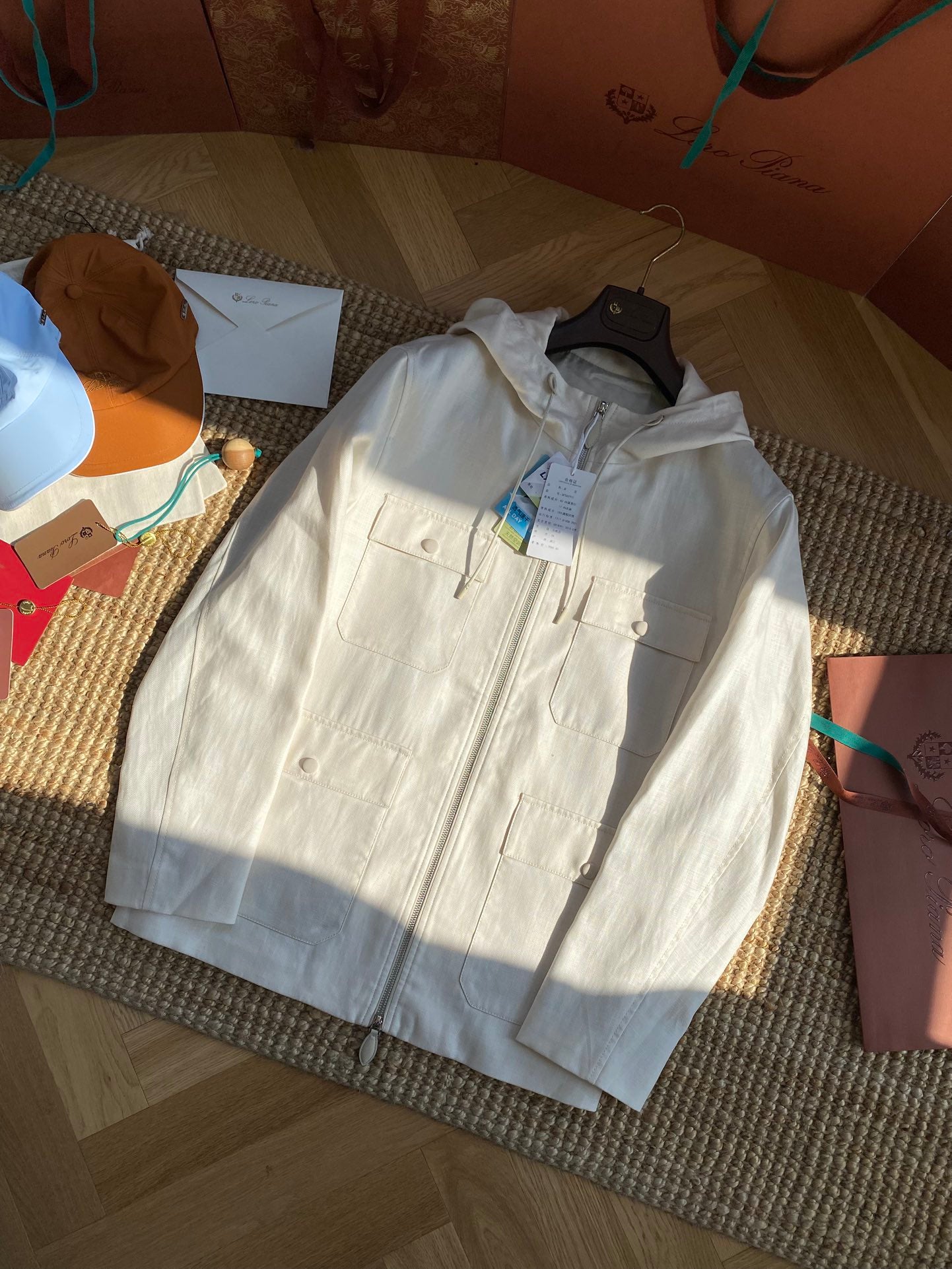 Berluti Cremefarbene Kapuzenjacke Leichter Utility-Style & Zeitloser Minimalismus