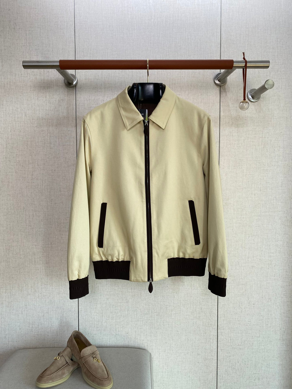 Berluti Hellbeige Bomberjacke Moderner Kontrast-Look & Zeitlose Leichtigkeit