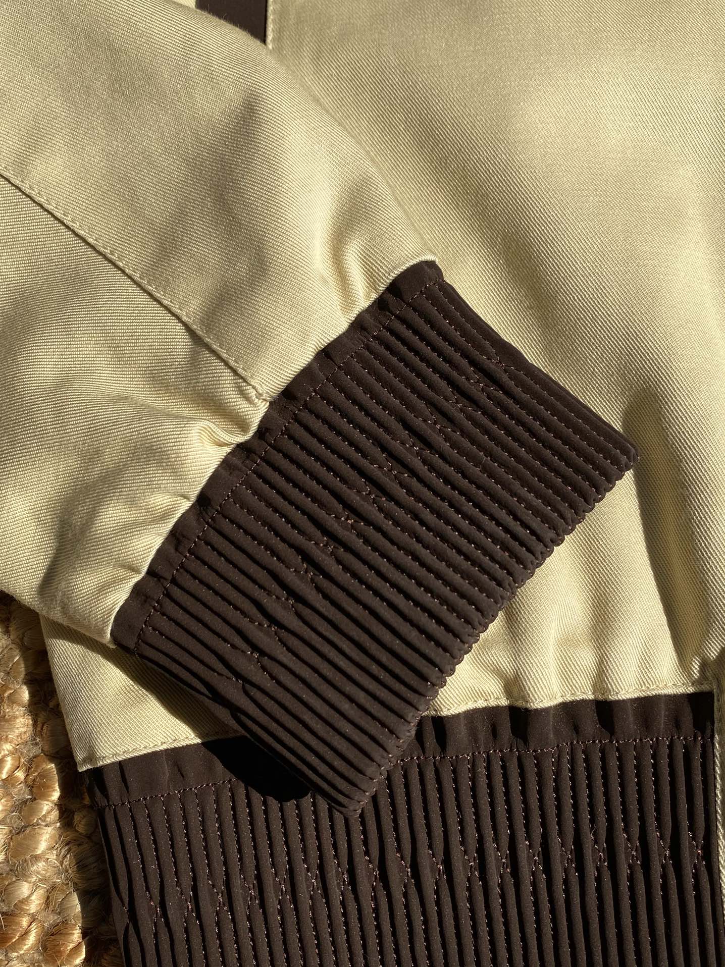 Berluti Hellbeige Bomberjacke Moderner Kontrast-Look & Zeitlose Leichtigkeit