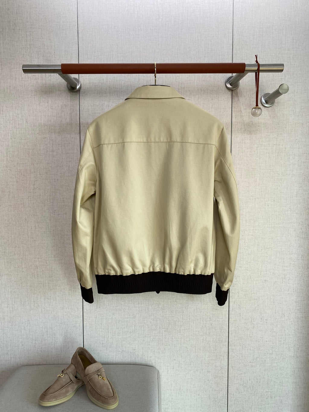 Berluti Hellbeige Bomberjacke Moderner Kontrast-Look & Zeitlose Leichtigkeit