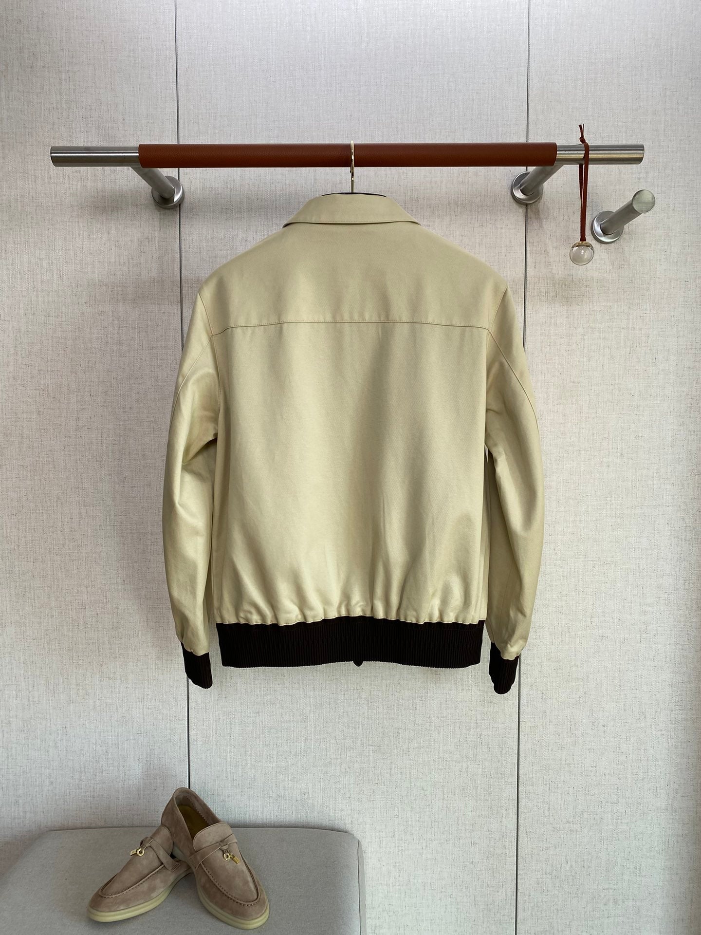 Berluti Hellbeige Bomberjacke Moderner Kontrast-Look & Zeitlose Leichtigkeit