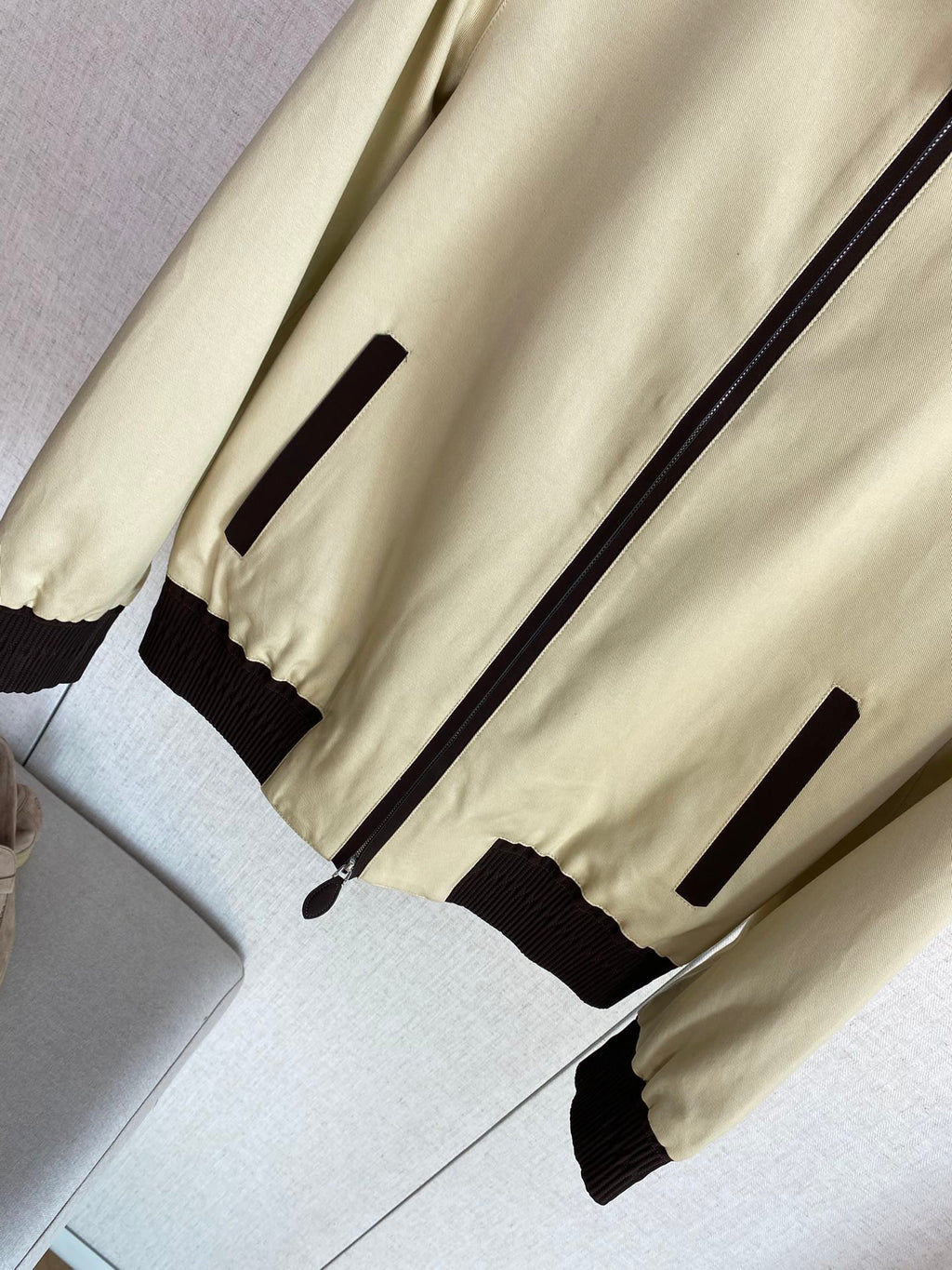 Berluti Hellbeige Bomberjacke Moderner Kontrast-Look & Zeitlose Leichtigkeit