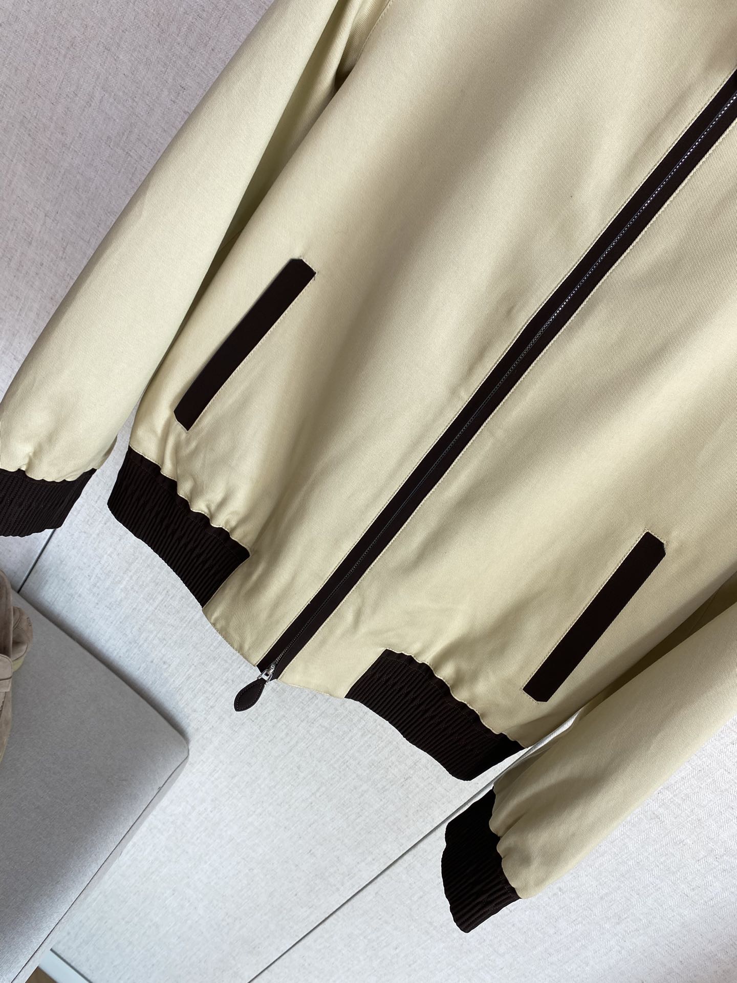 Berluti Hellbeige Bomberjacke Moderner Kontrast-Look & Zeitlose Leichtigkeit