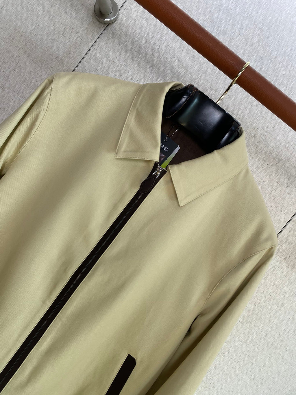 Berluti Hellbeige Bomberjacke Moderner Kontrast-Look & Zeitlose Leichtigkeit